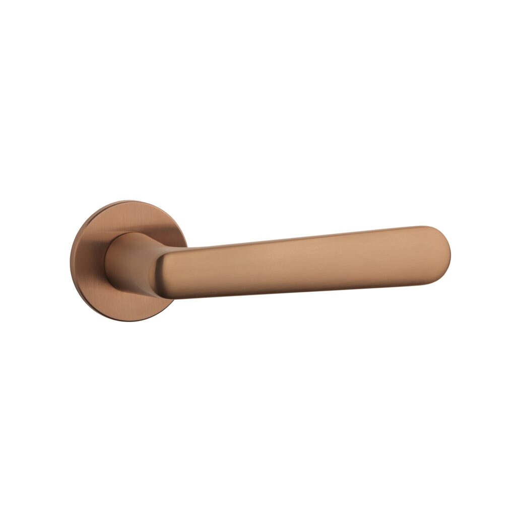 Klamka Aprile Aria R Super Slim 5 mm w wykończeniu miedziany, na okrągłej rozecie Slim 7 mm