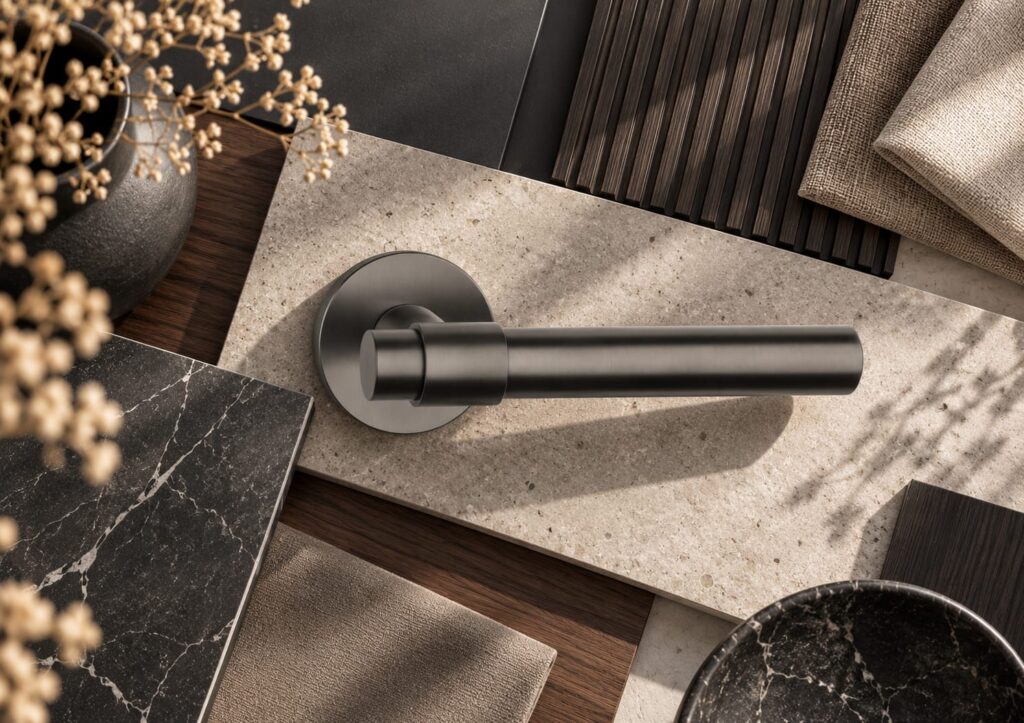 Klamka Aprile Bellisa R Slim 7 mm w wykończeniu grafit, na okrągłej rozecie Slim 7 mm